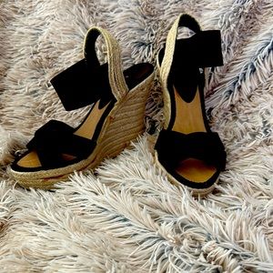 Brown canvas peep toe espadrille wedge sandals with elastic strap around ankle.